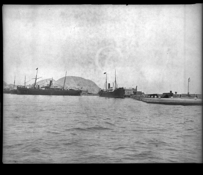 Los barcos de vapor Auckland Castle y Sir Charles Temiant cargando y descargando en el puerto de Águilas.