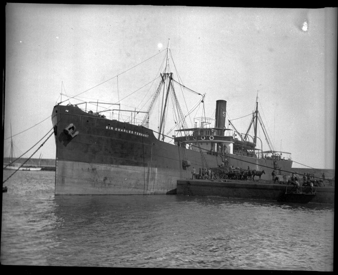 El buque Sir Charles Tennant, atracado en el puerto de Águilas, cargando mineral.