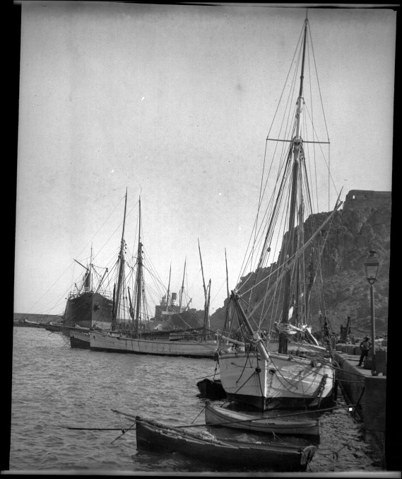 Barcos atracados en el puerto de Águilas vistos desde el varadero.