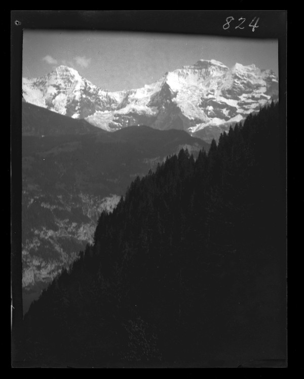Paisaje de alta montaña en los Alpes suizos.