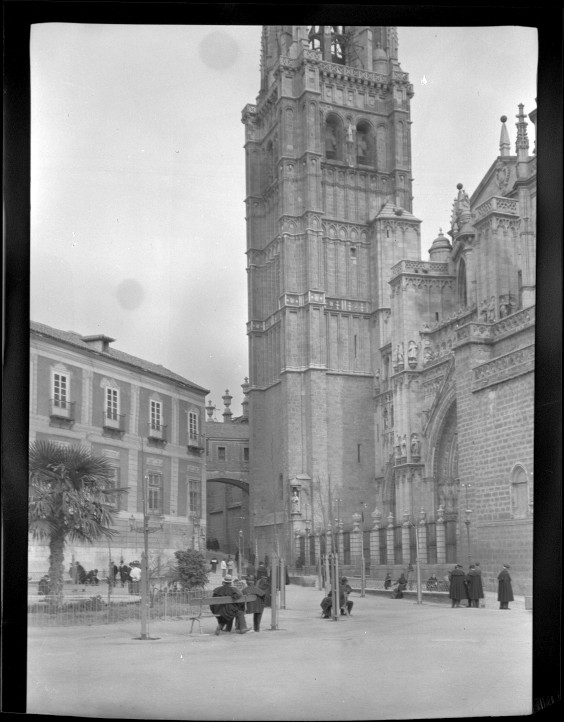 Plaza del Ayuntamiento y fachada de la catedral de Toledo.