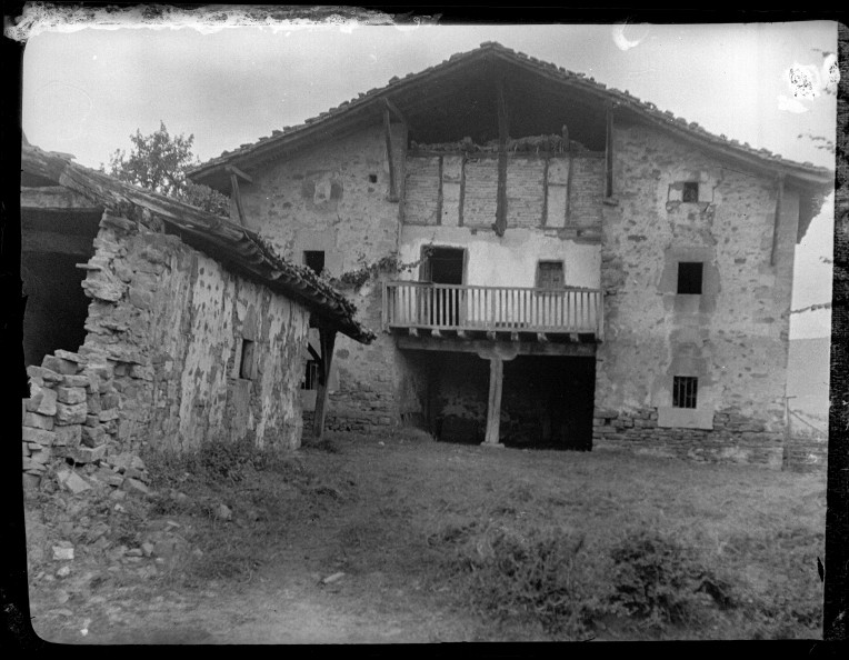 Vista frontal de la casa nº 24 de Larrimbe (Álava).