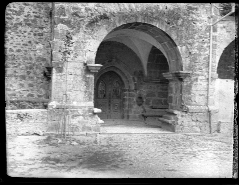 Arco de entrada de la iglesia de Santa María de Amurrio (Álava).