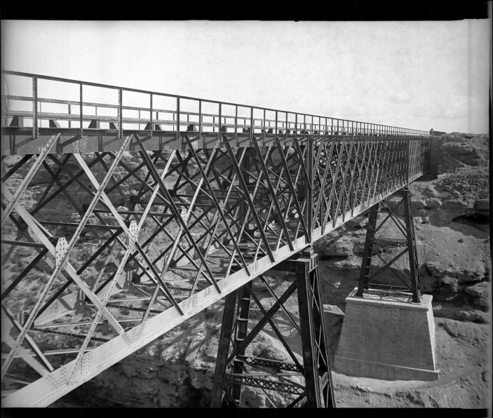 Detalle de la estructura metálica del puente de hierro de Baúl.