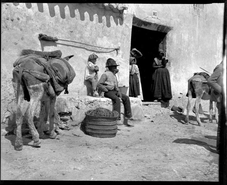 Grupo de campesinos a la puerta de un cortijo o venta en las sierras de Almería o de Murcia.