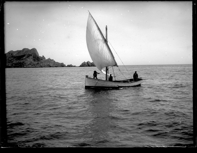 Barco velero con las velas izadas en la bahía de Águilas, visto desde estribor.