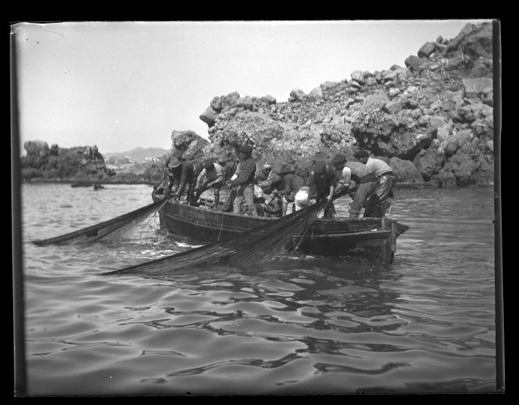Pescadores sacando la red del agua cerca del pico de La Aguilica, en Águilas.
