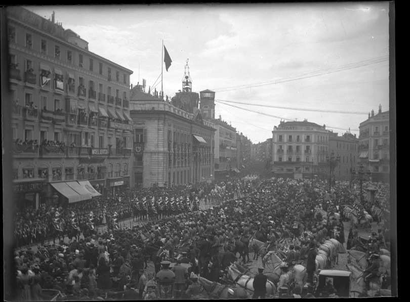 Comitiva real a su paso por la Puerta del Sol el día de la apertura de las Cortes.