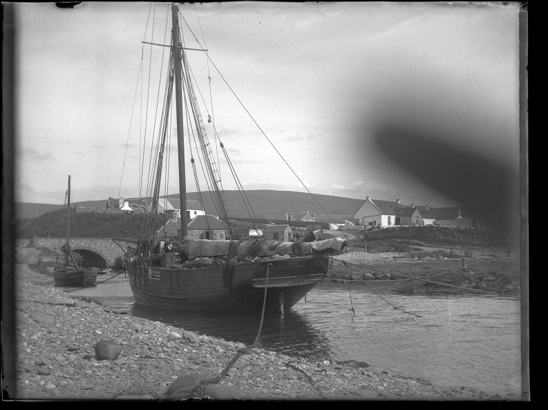 Barco amarrado en la orilla del río en Blackwaterfoot (Escocia).