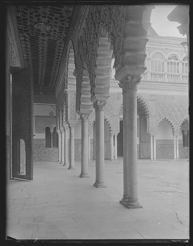 Patio de las Doncellas del Real Alcázar de Sevilla visto desde la galería de columnas.