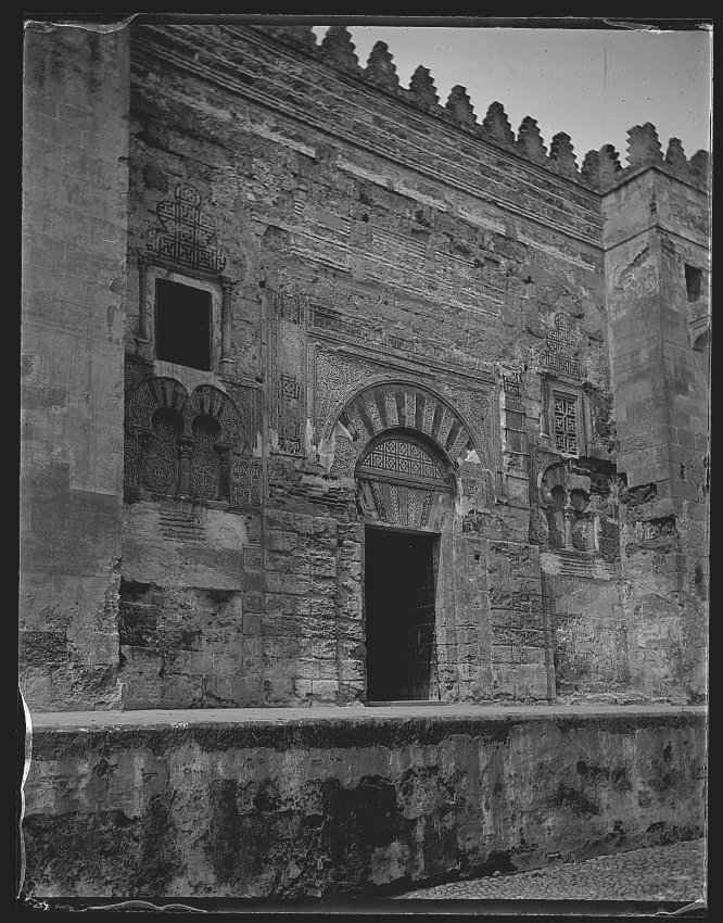 Puerta en uno de los muros exteriores de la mezquita-catedral de Córdoba, vista desde la izquierda.