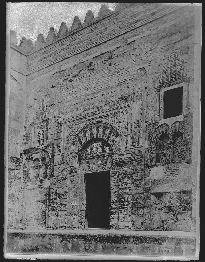 Puerta en uno de los muros exteriores de la mezquita-catedral de Córdoba, vista desde la derecha.
