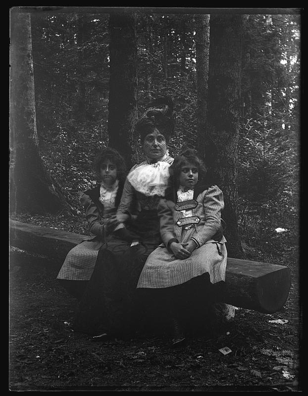 María Sirvent, esposa de Gillman, posa con sus hijas Lina y Berta en un bosque en las cercanías de Neuchâtel.