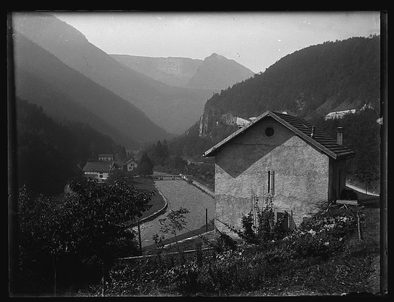 Panorámica en altura del río Areuse (Suiza) a su paso por el valle.