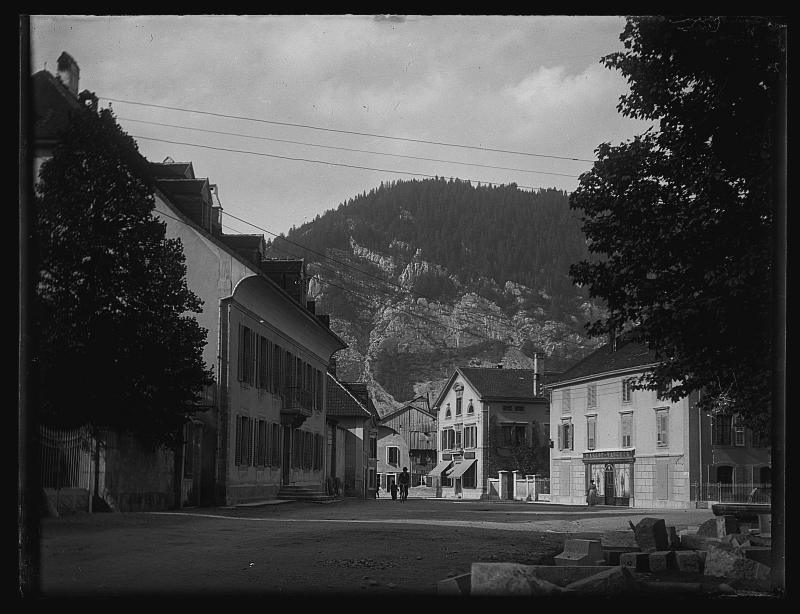 Vista de Fleurier (Suiza) con caserón de los Bovet a la izquierda.