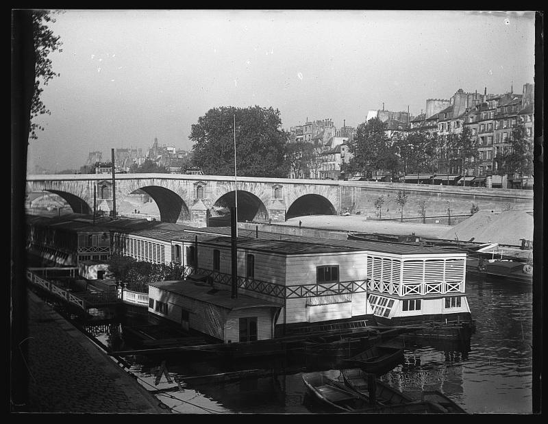 Río Sena (París) con casas flotantes a la altura del Pont Marie.