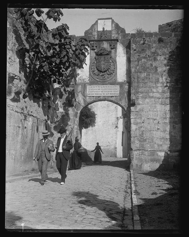 Puerta de Santa María en la muralla de Hondarribia.