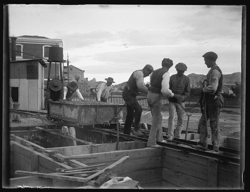 Obreros empujando un vagón con hormigón en Águilas.