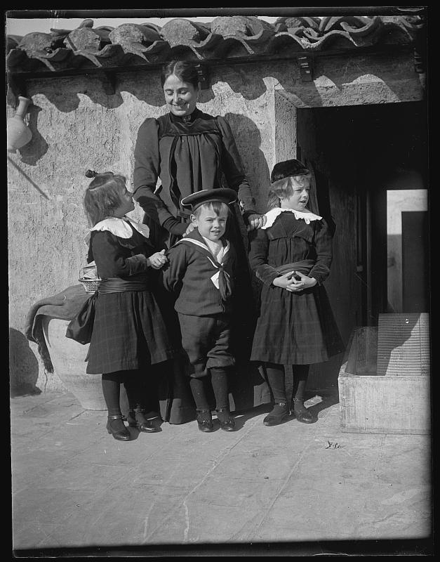 María Sirvent, esposa de Gillman, posa con tres de sus hijos en una azotea en Águilas.