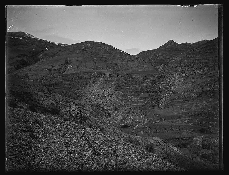 Panorámica de valle con mina a cielo abierto en Bacares.