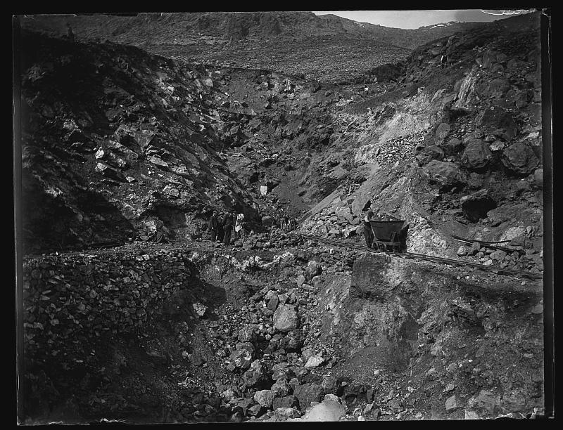 Mineros con vagoneta cargada en la mina Beltraneja de Bacares.