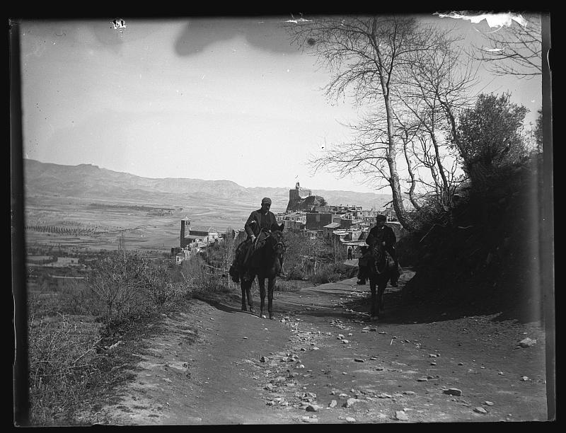 Hombres a caballo en un camino en las afueras de Serón.