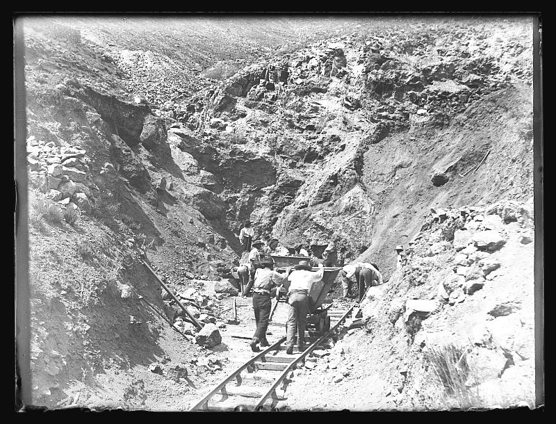 Obreros empujando vagonetas en la mina Beltraneja de Bacares.