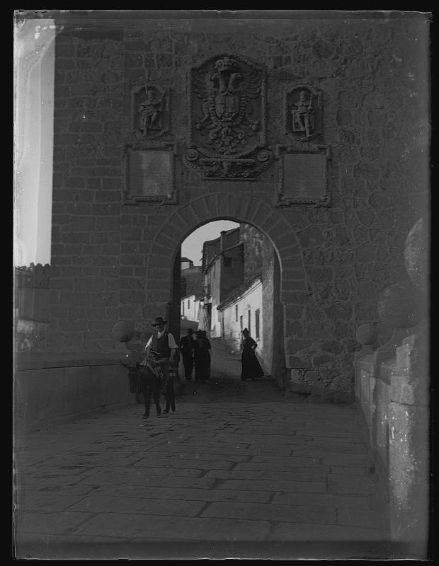 Arco con escudo en el torreón interior del Puente de San Martín de Toledo.