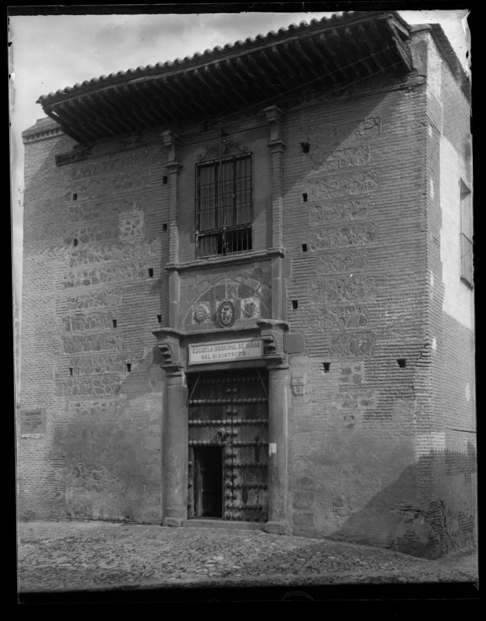 Fachada de la Escuela Municipal de Niñas en el llamado Palacio del Rey D. Pedro en Toledo.