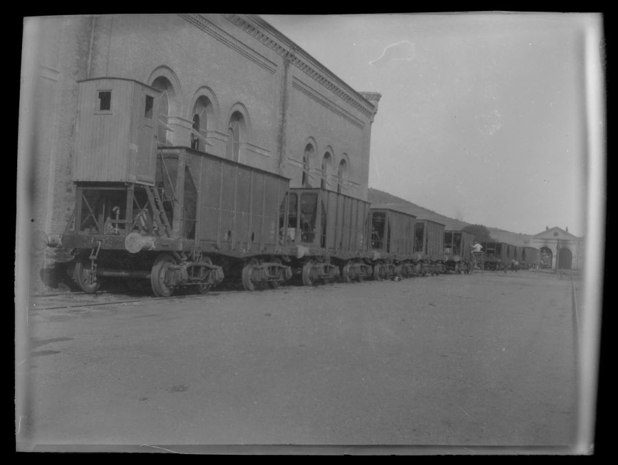 Convoy con los primeros nueve vagones de carga de mineral montados en los talleres ferroviarios de Águilas.