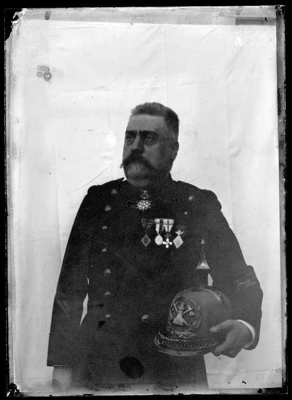 Retrato de un miembro del Cuerpo de Ingenieros con condecoraciones y casco estilo prusiano