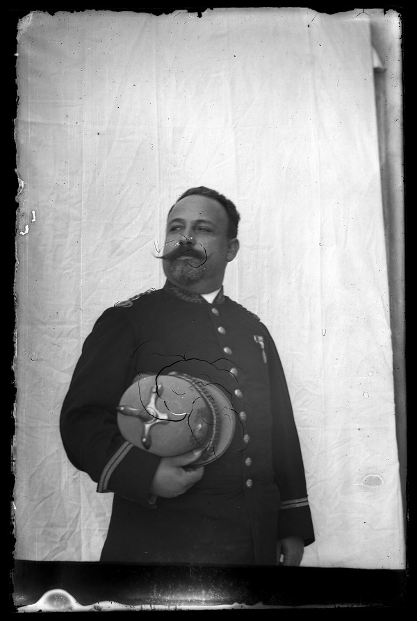 Retrato de estudio de un miembro de la Cruz Roja con uniforme y casco estilo prusiano