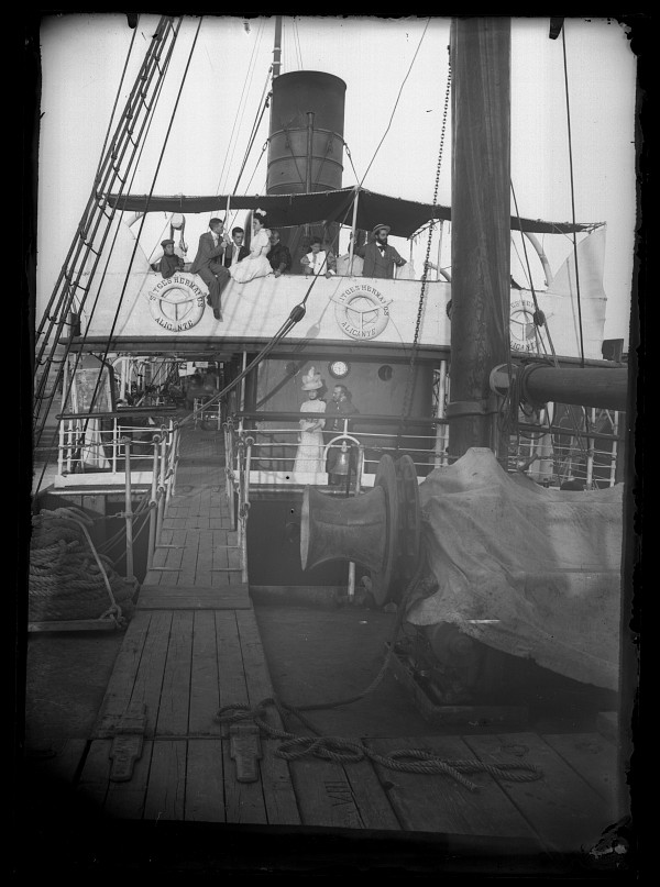 Retrato de grupo en la cubierta del barco de vapor Sitges