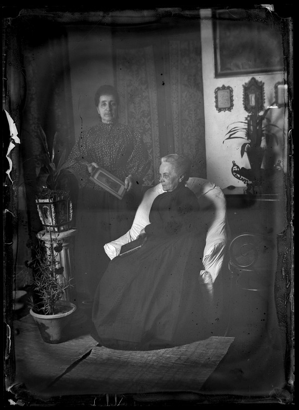 Retrato de dos mujeres realizado en interior de una vivienda