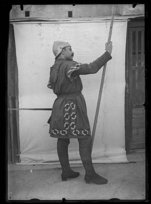 Retrato en exterior de hombre disfrazado de soldado medieval con lanza