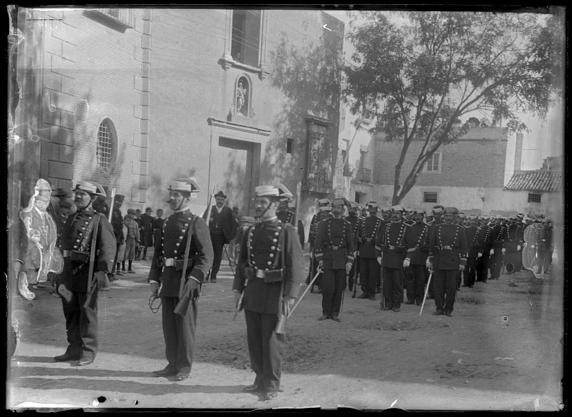 Desfile de un contingente de la Guardia Civil a su paso por la plaza de Santa Eulalia de Murcia