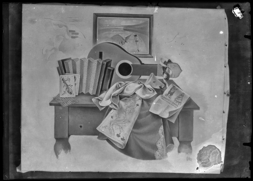Reproducción de un cuadro de Gaya con bodegón de laúd, capote y otros objetos sobre una mesa