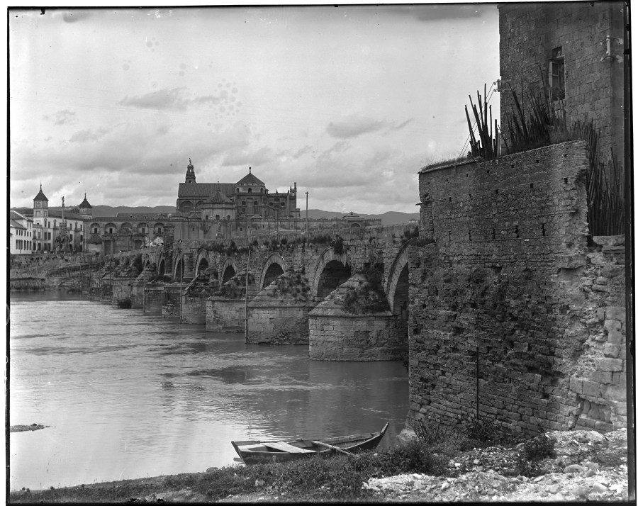 Vista del puente romano de Córdoba, con la mezquita al fondo.