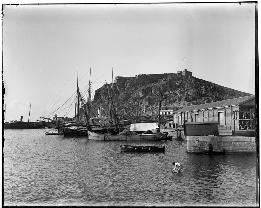 Vista panorámica del puerto de Águilas y del cerro del castillo.