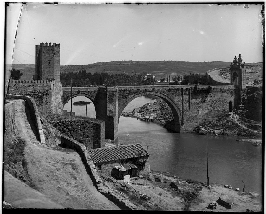Vista del puente de Alcántara de Toledo, desde la orilla derecha del Tajo.