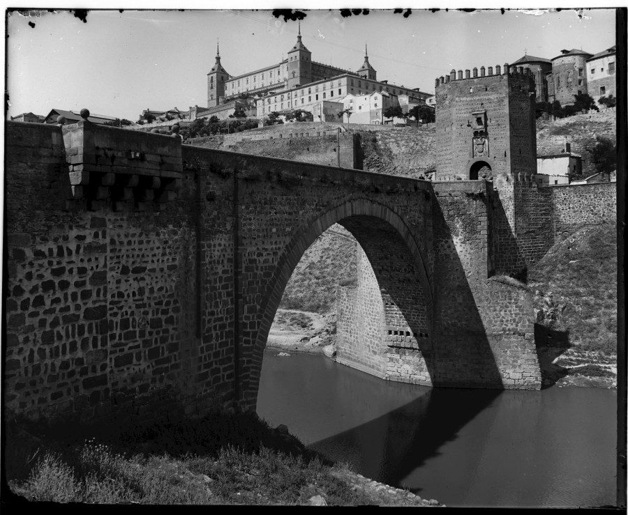Vista del puente de Alcántara de Toledo, desde la orilla izquierda del Tajo.