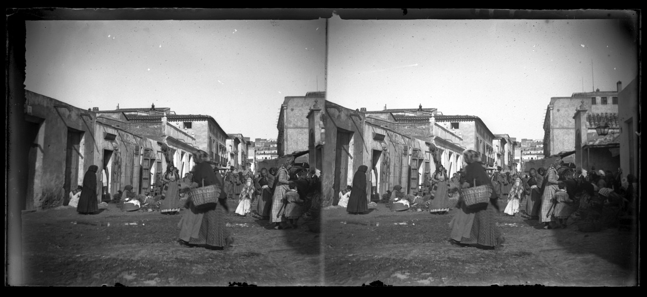 Vista del mercado de Águilas, con mujer con cesta en primer término