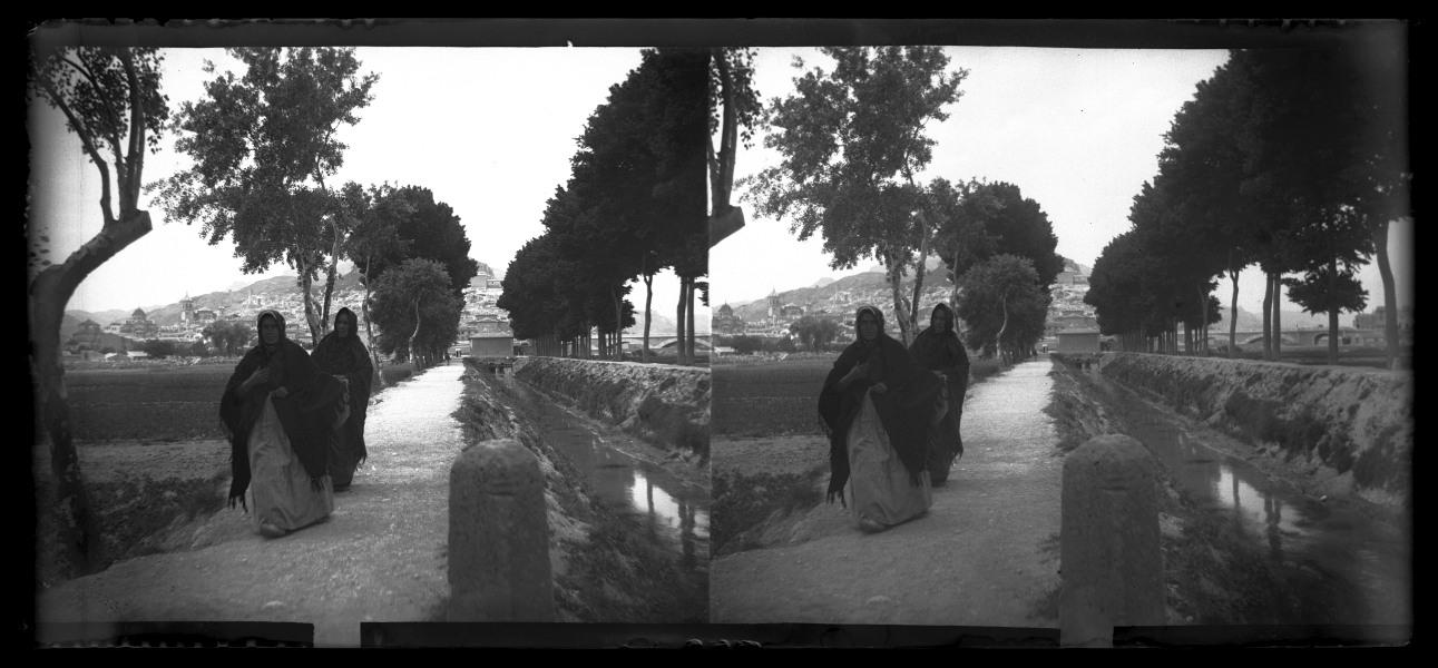 Dos mujeres caminando por el camino a la orilla del canal de Tercia, en Lorca