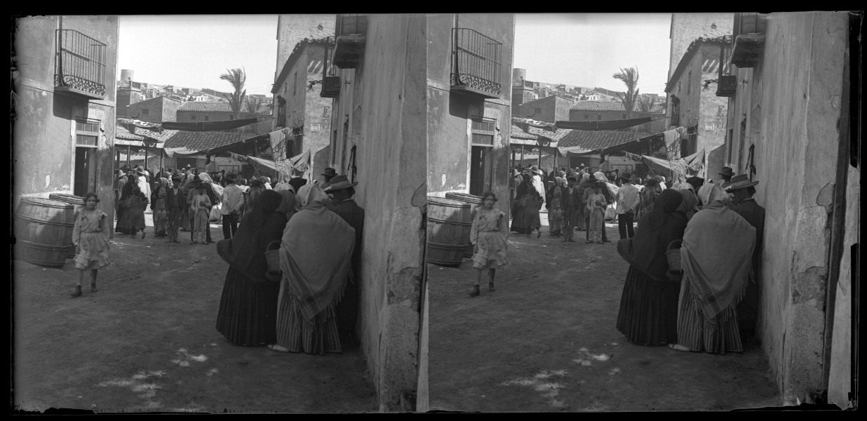 Un grupo de lugareños por una calle lateral durante un día de mercado en Águilas