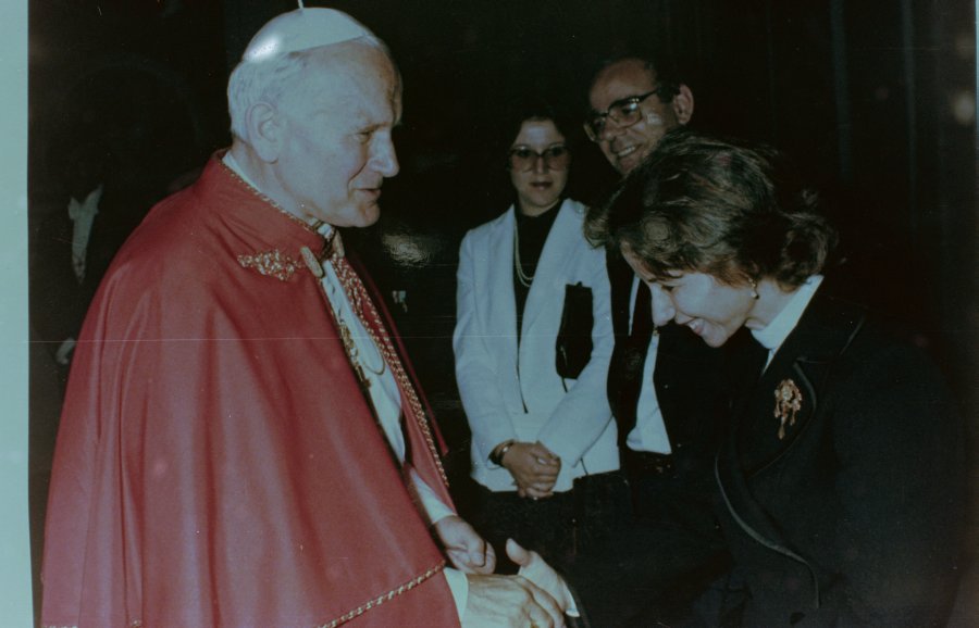 Reportaje fotográfico del encuentro entre el alcalde de Murcia, José María Aroca, y el papa Juan Pablo II