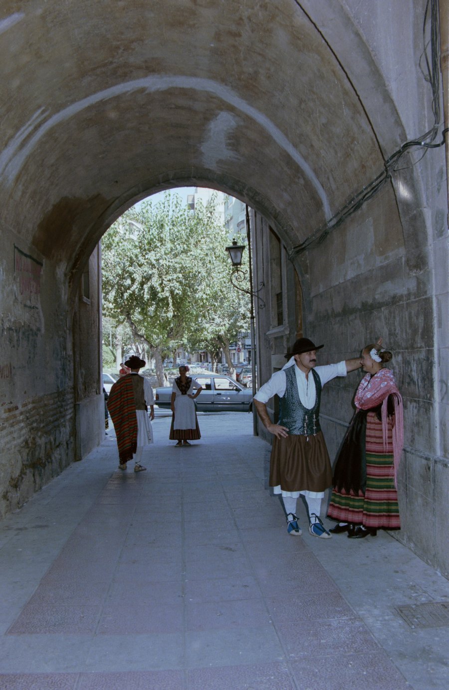 Reportaje fotográfico de un hombre y una mujer ataviados con traje típico huertano fotografiados en distintos puntos de la ciudad de Murcia
