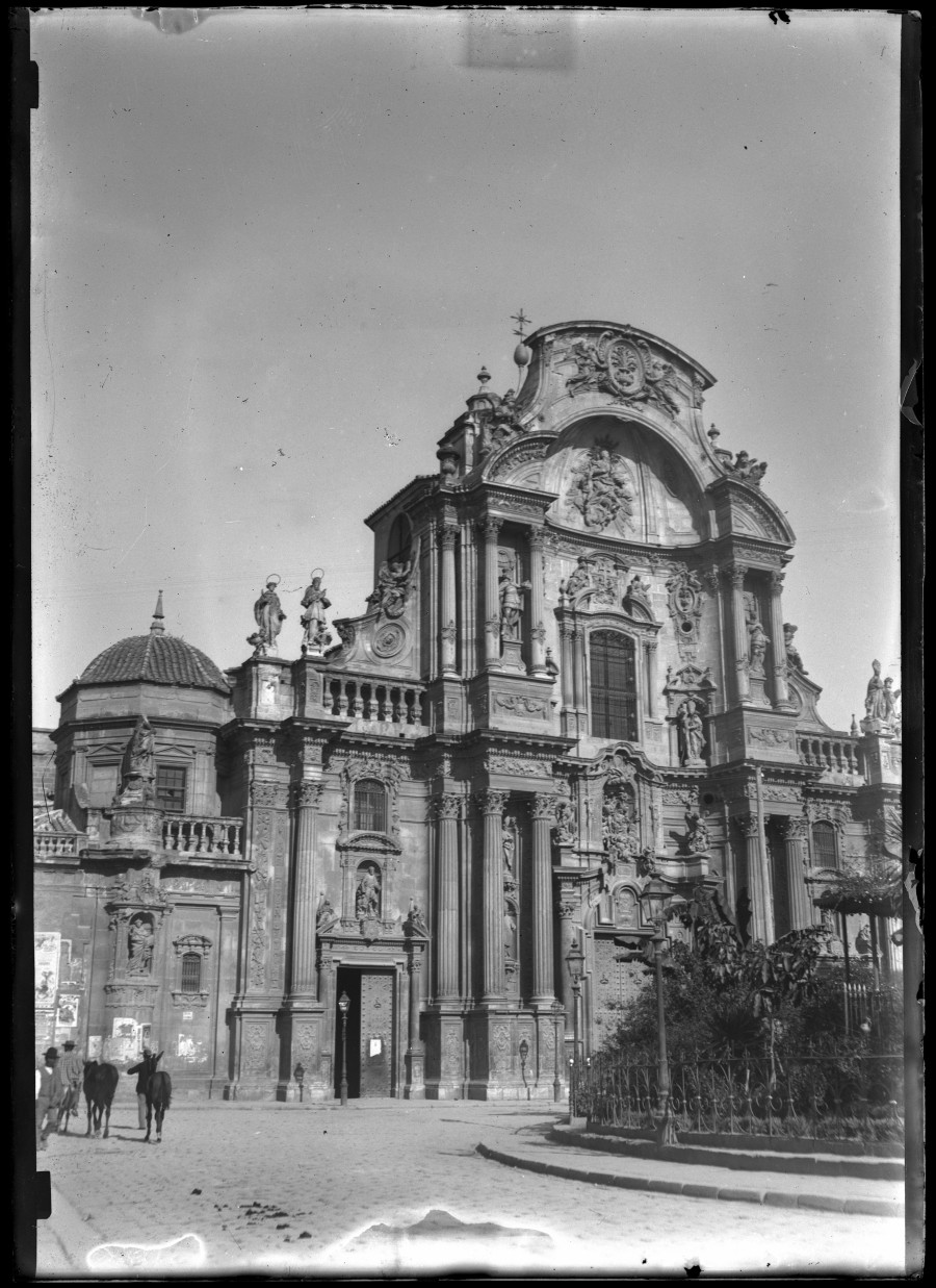 Vista de la fachada de la catedral de Murcia.