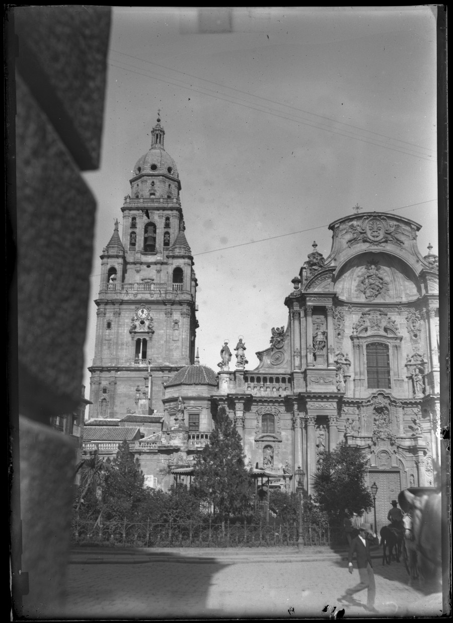 Vista de la fachada y la torre de la catedral de Murcia.