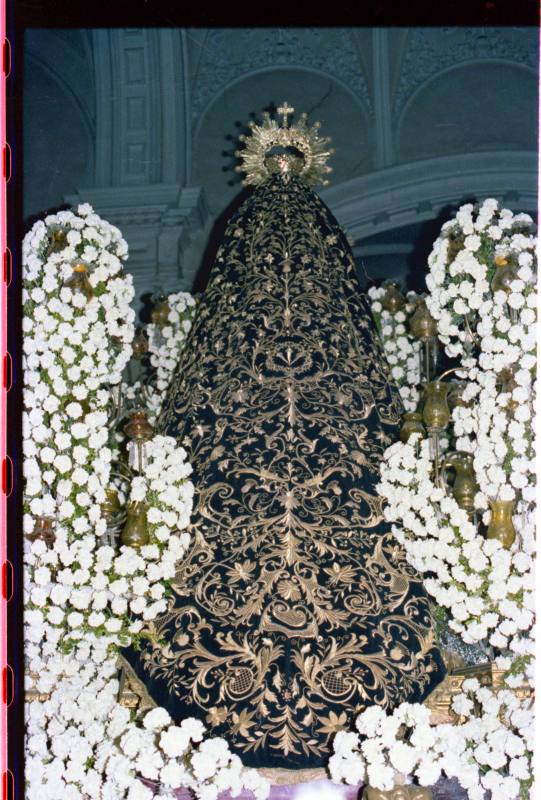 Detalle del manto de la Virgen de la Soledad, de la cofradía Marraja, durante su procesión por las calles de  de Cartagena
