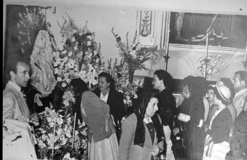 Hilera de fieles durante el besamanos a la imagen de Virgen del Primer Dolor, de la cofradía California, en la iglesia de Santa María de Cartagena